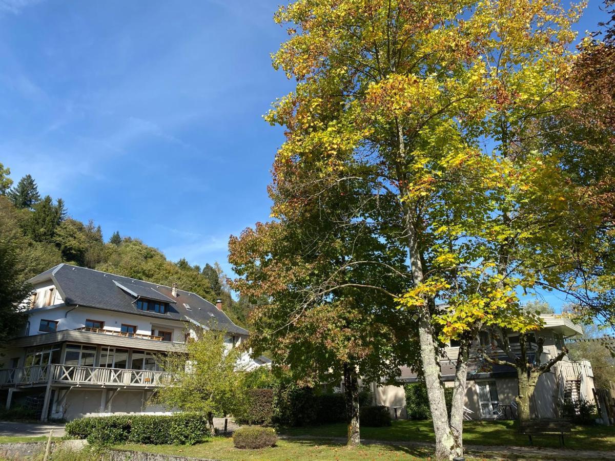 Les Lodges Du Lac Saint-Alban-de-Montbel Exterior foto