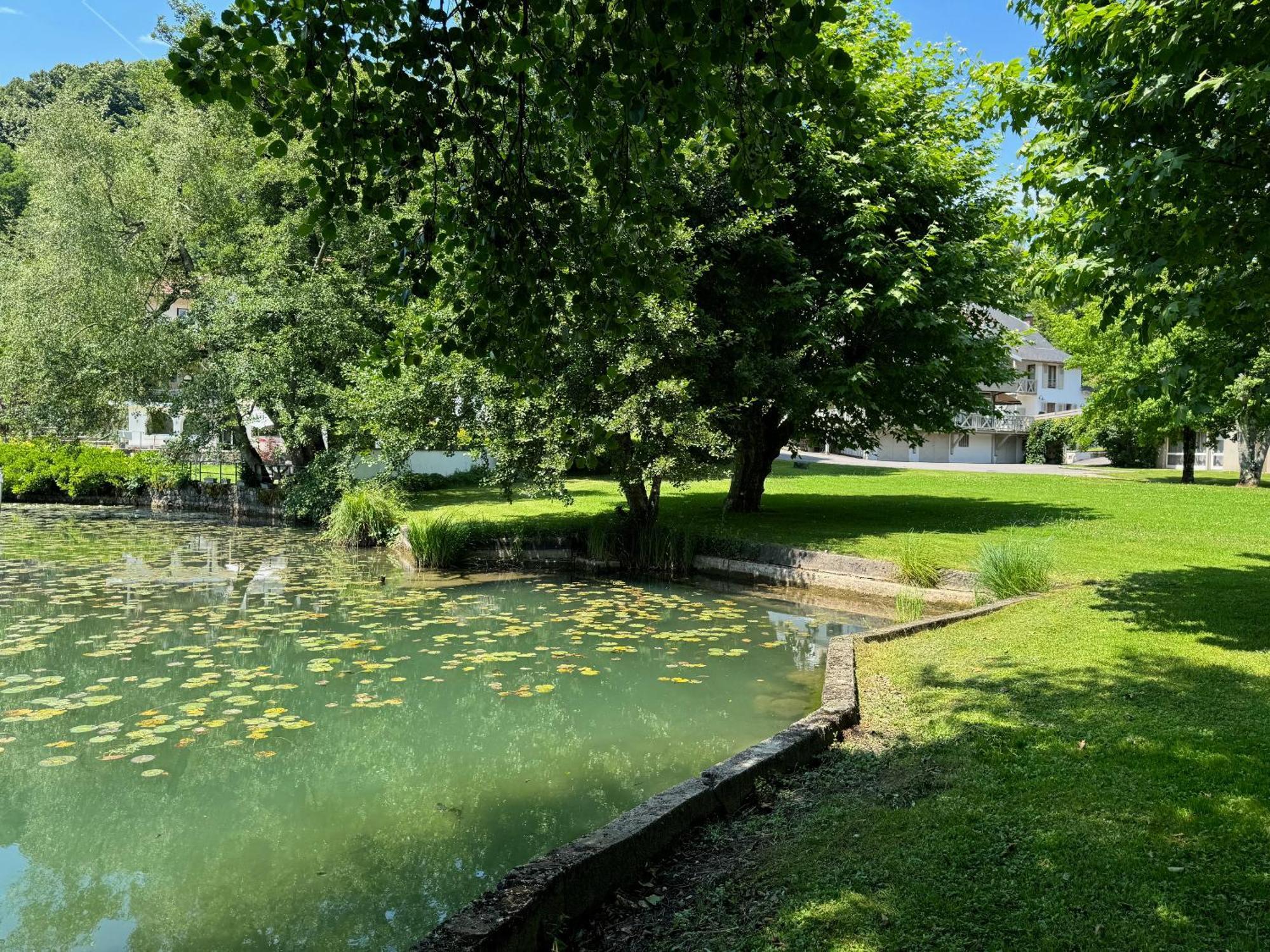 Les Lodges Du Lac Saint-Alban-de-Montbel Exterior foto