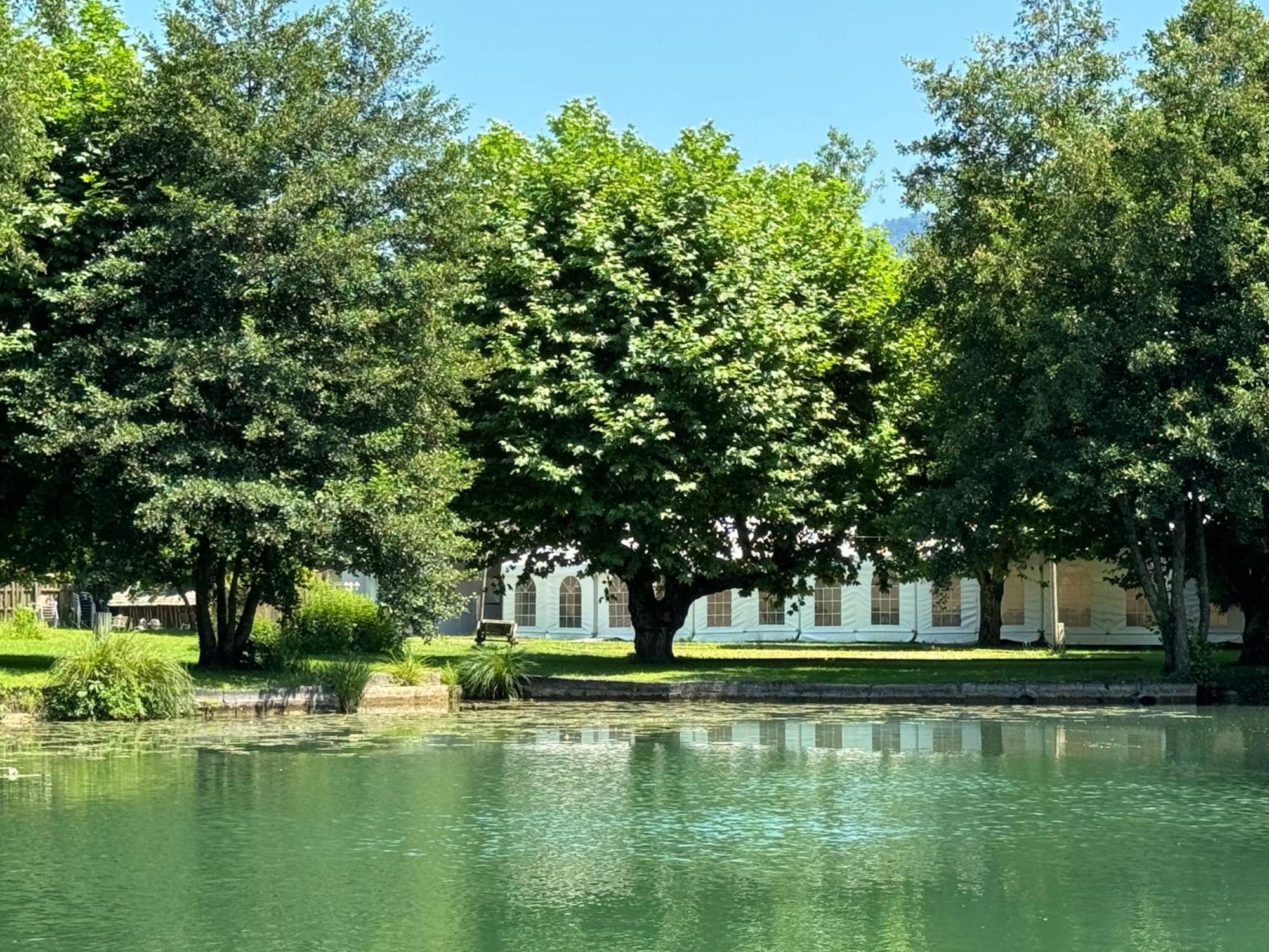 Les Lodges Du Lac Saint-Alban-de-Montbel Exterior foto