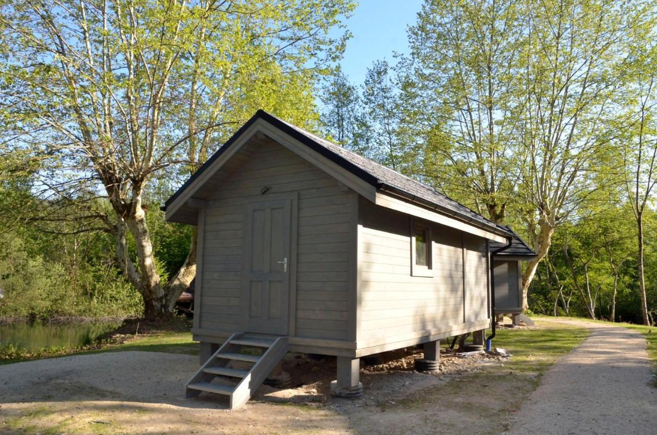 Les Lodges Du Lac Saint-Alban-de-Montbel Exterior foto