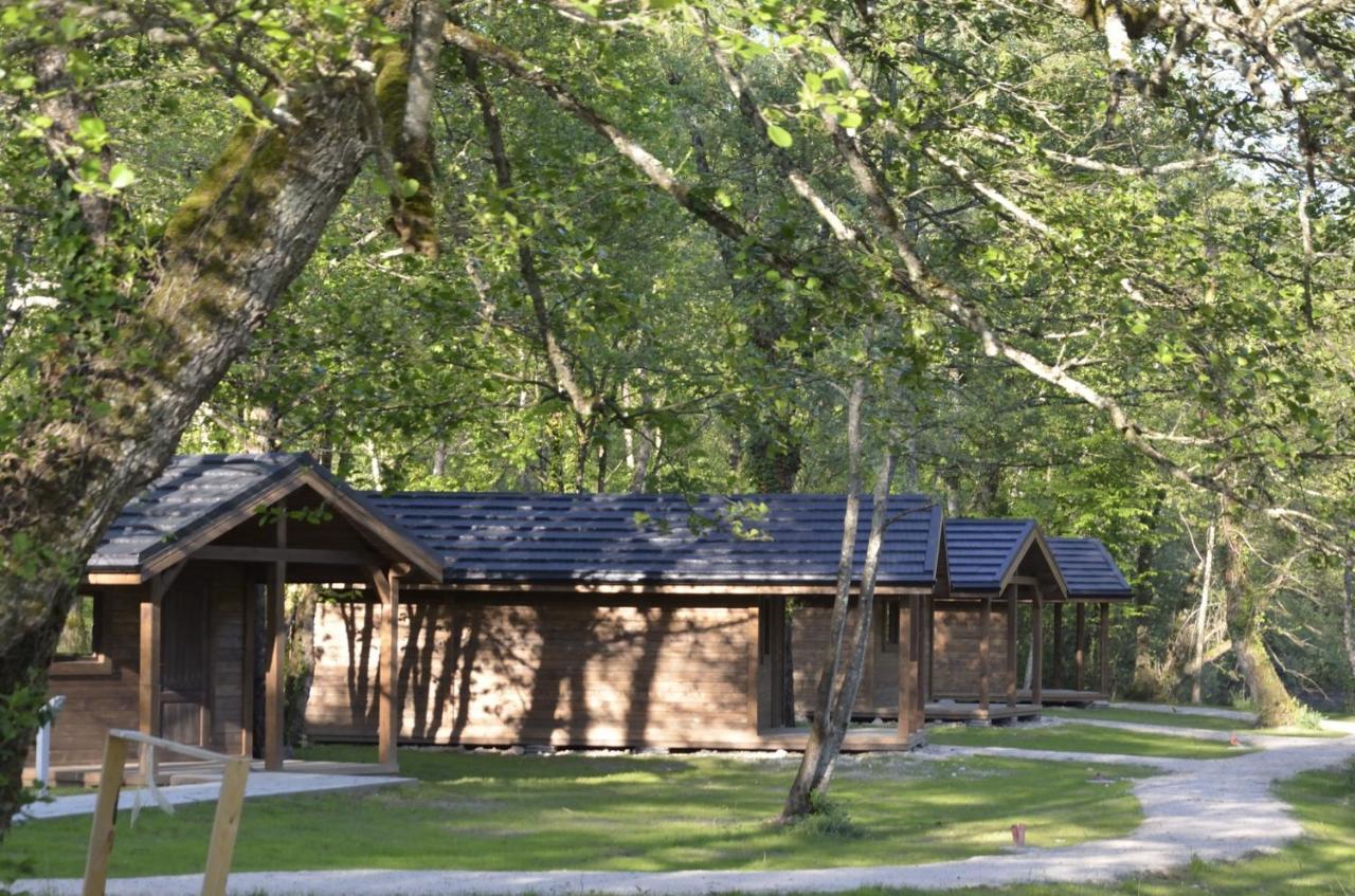 Les Lodges Du Lac Saint-Alban-de-Montbel Exterior foto