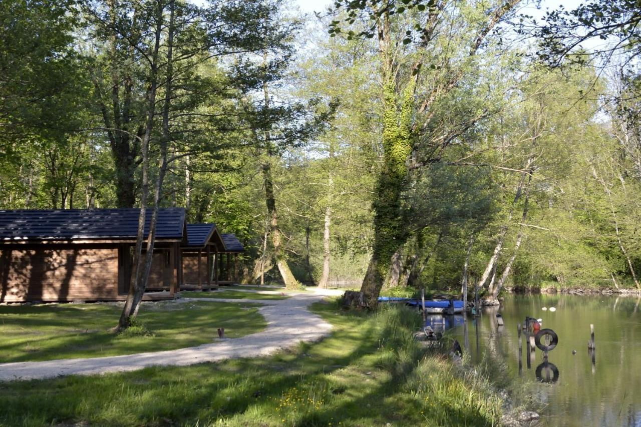 Les Lodges Du Lac Saint-Alban-de-Montbel Exterior foto