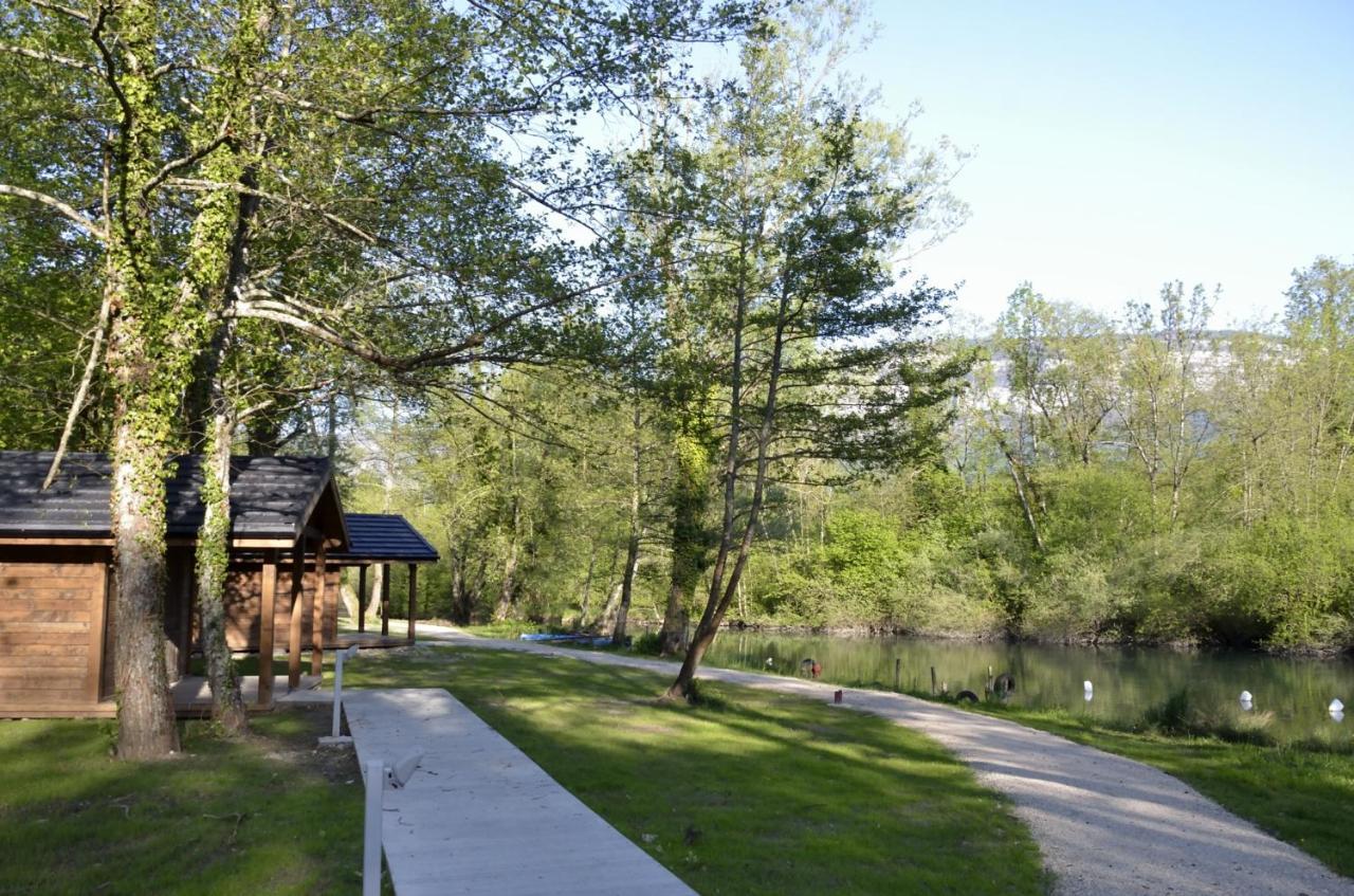 Les Lodges Du Lac Saint-Alban-de-Montbel Exterior foto